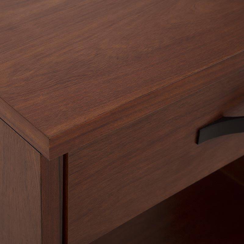 Buro Bourbon de madera de pino en color café, con dimensiones de 60x41x60 cm, parte del juego de recámara deurope.com.mx