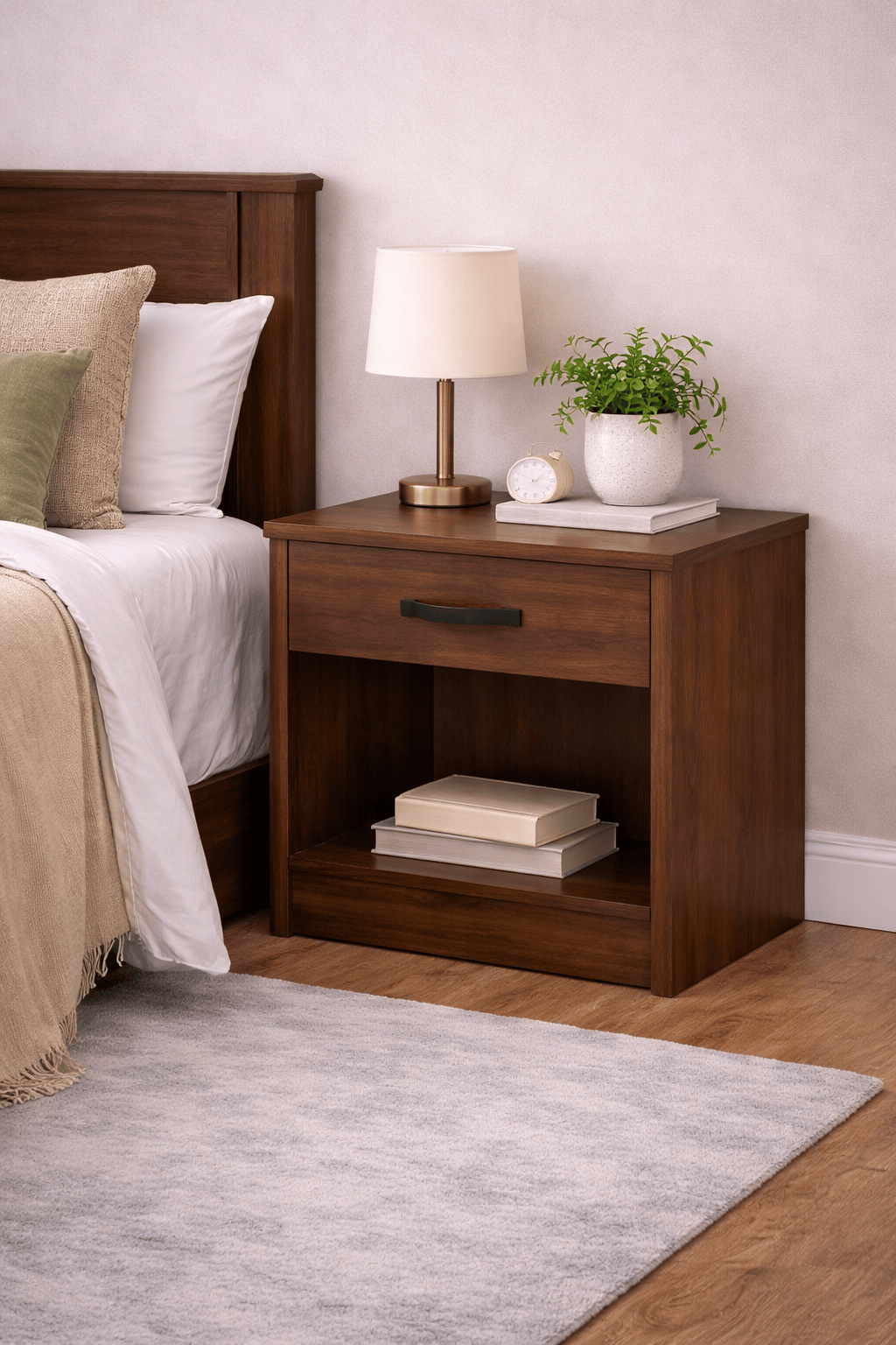 Buro de recámara Bourbon de Deurope, en madera de pino teñida en café, con superficie de 60x41 cm y diseño clásico.