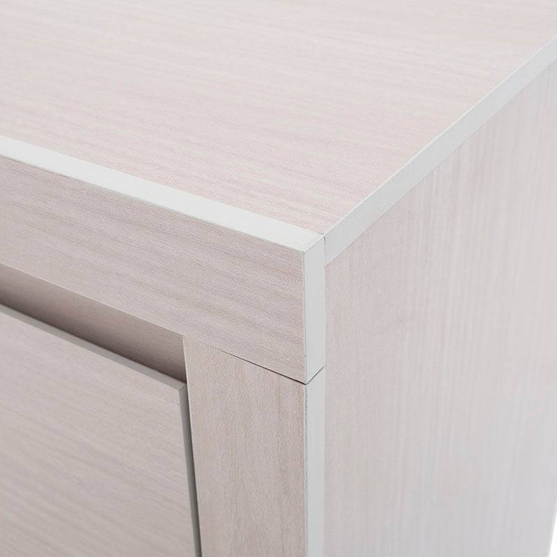 Buró Picasso de color gris claro, de madera industrializada, con superficie plana y patas cortas, diseño moderno y funcional.