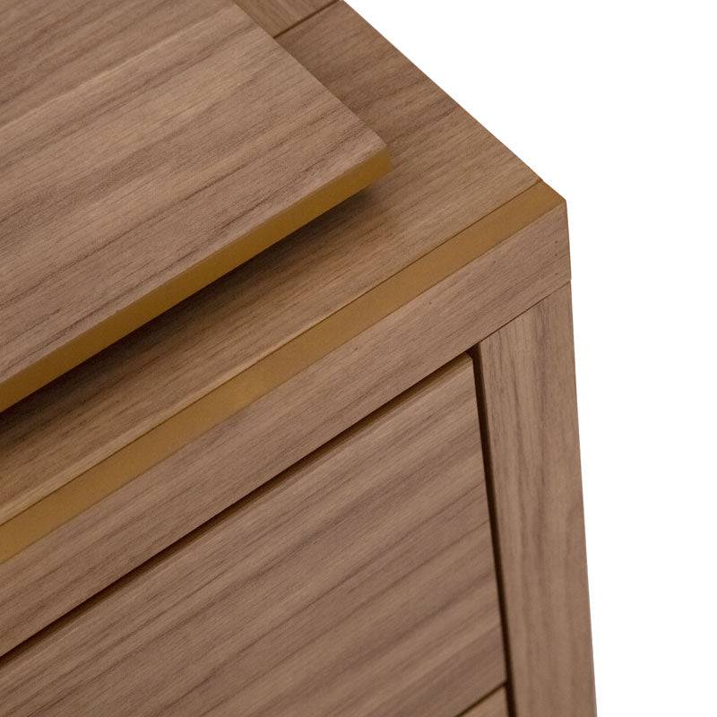 Buro de recámara Allure deurope.com.mx en MDF marrón con acabado melamina, frente de 60 cm y altura de 59 cm.