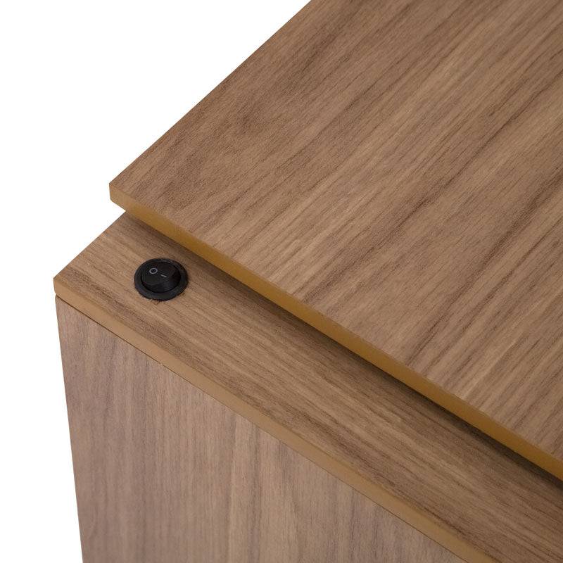 Buro de recámara Allure deurope.com.mx en MDF melamina marrón con frente de 60 cm y altura de 59 cm, estilo moderno y funcional.