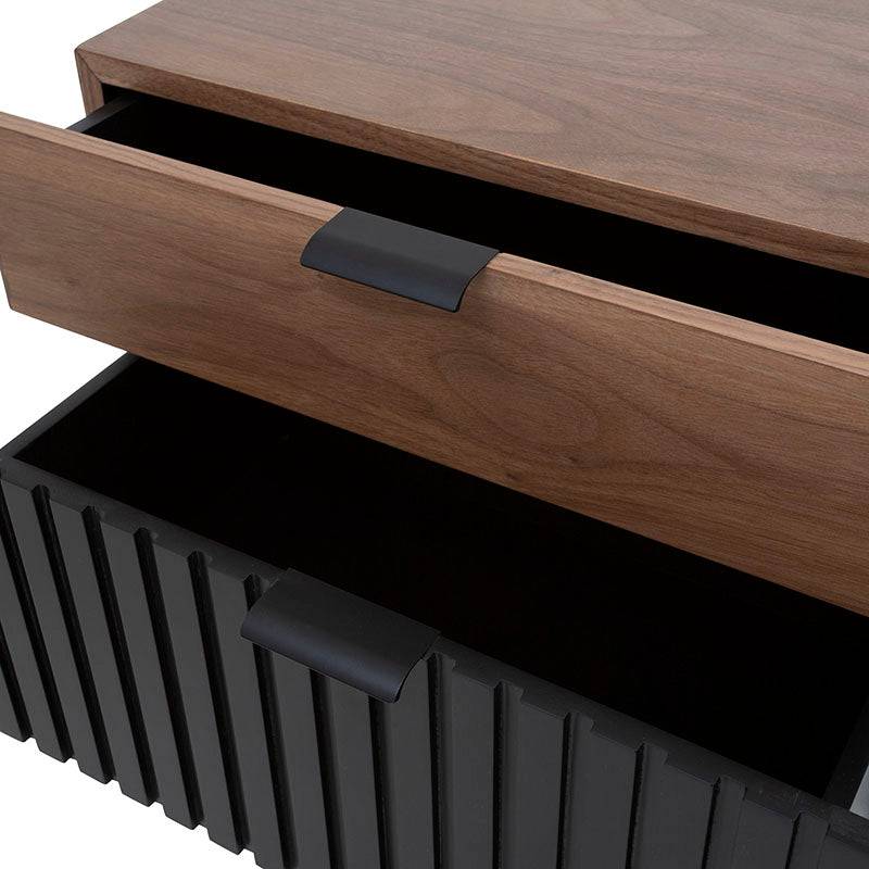 Buró Jess de Deurope en madera de pino y chapa de nogal, con superficie negra y dimensiones 55x40x55 cm.