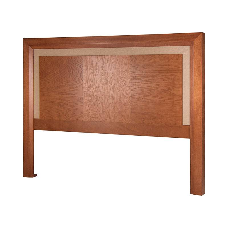 Cabecera de recámara Siena de madera de banak con chapa de encino y okume en color café almendra, con detalles en leather touch.