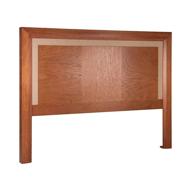 Cabecera de recámara Siena de madera de banak, en color café almendra con acabado leather touch y detalles en encino y okume.