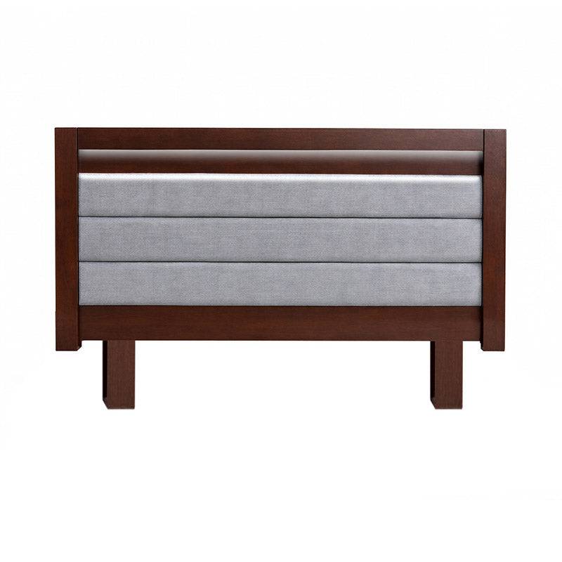 Cabecera de madera oscura Paris de deurope.com.mx, diseño elegante para dormitorio, vista de la estructura y acabado en madera.