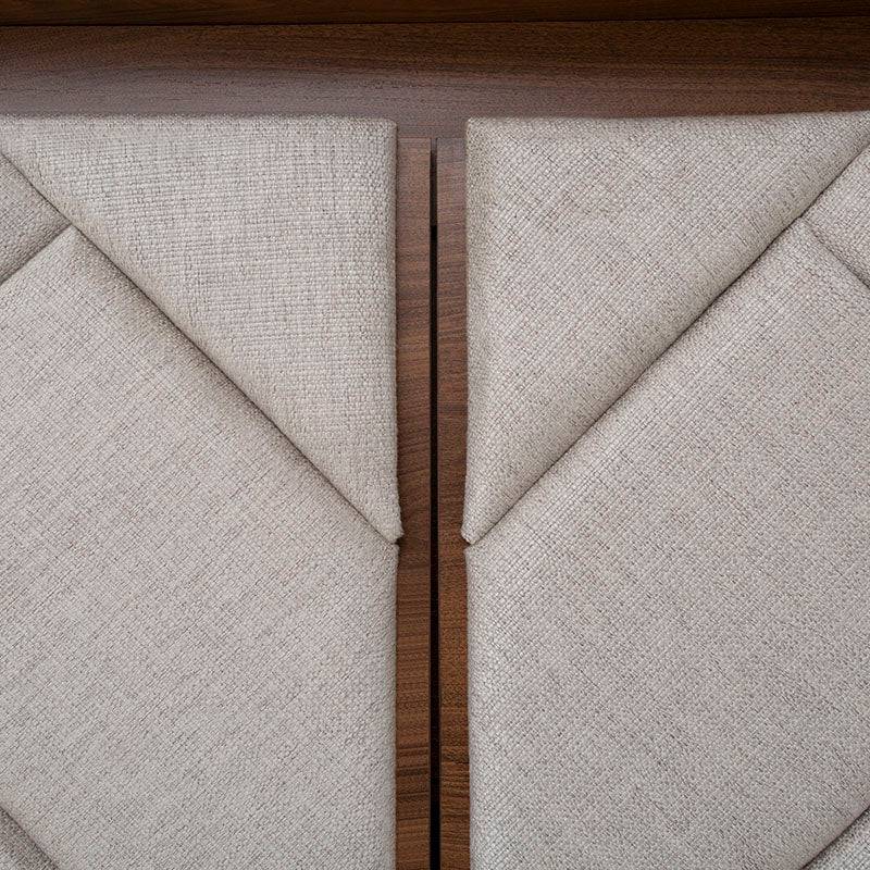 Cabeceras de recámara Alejandría de deurope.com.mx en madera nogal y tapiz beige, con dimensiones de 200 cm de ancho y 166 cm de alto.