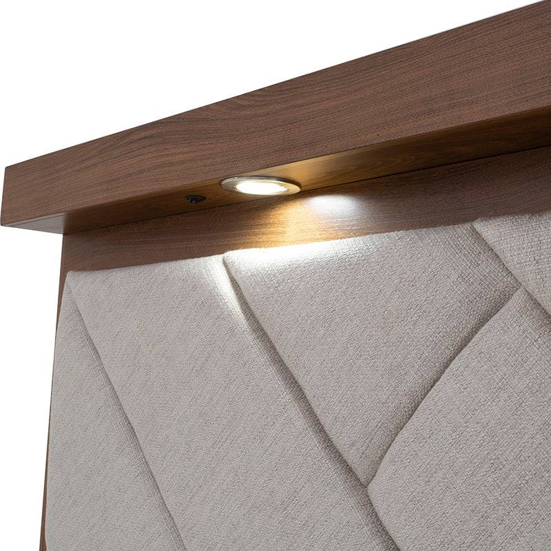 Cabecera de recámara Alejandria de Deurope en madera nogal beige con tapizado en tela, tamaño 200 cm de ancho y 166 cm de alto.