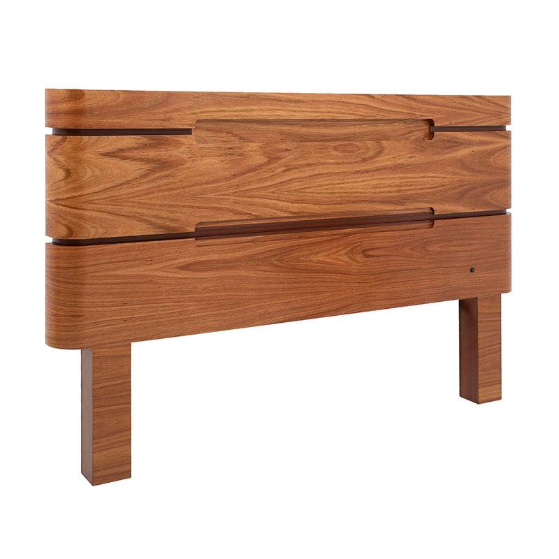 Cabecera de madera de nogal de 201 cm de altura para juego de recámara Arezzo de Deurope, con detalles en chapa de tzalam.