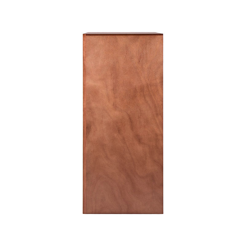 Cajonera Siena de madera de banak y encino con acabado en color café almendra, con franja de cuero y 90 cm de ancho.