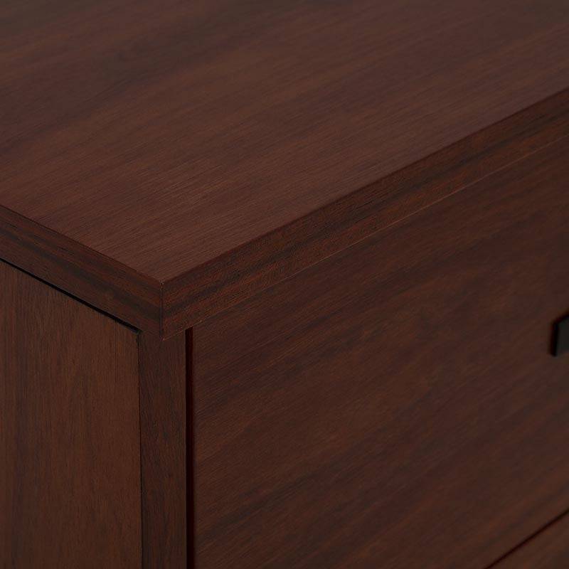 Cajonera Bourbon de madera de pino estufada en color café, con cinco cajones y dimensiones de 76x108x41 cm.