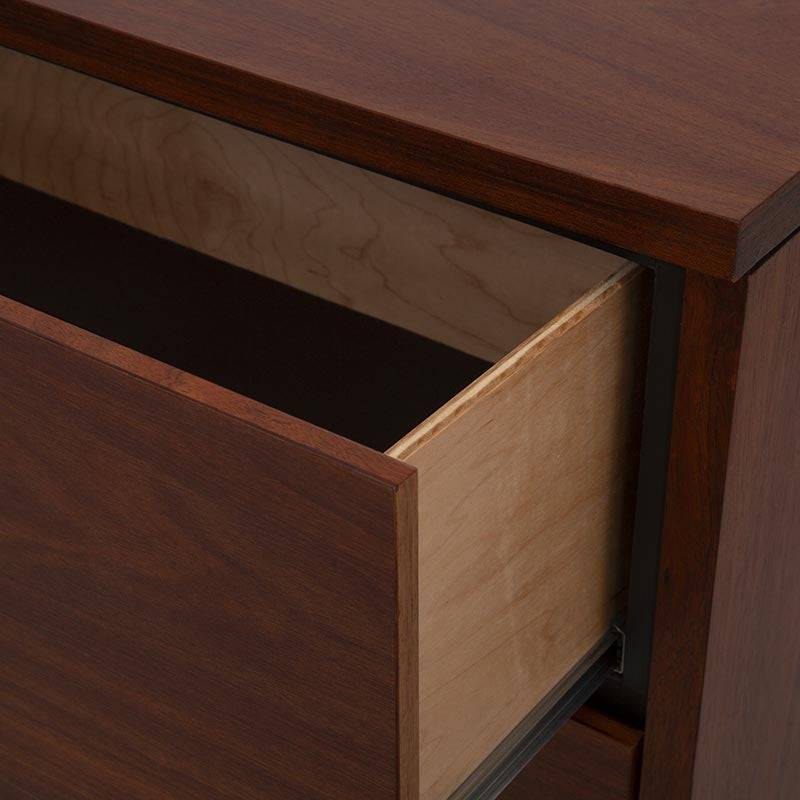 Cajonera Bourbon de Deurope.com.mx en madera de pino y tzalam, con frente de 76 cm, altura de 108 cm y fondo de 41 cm.