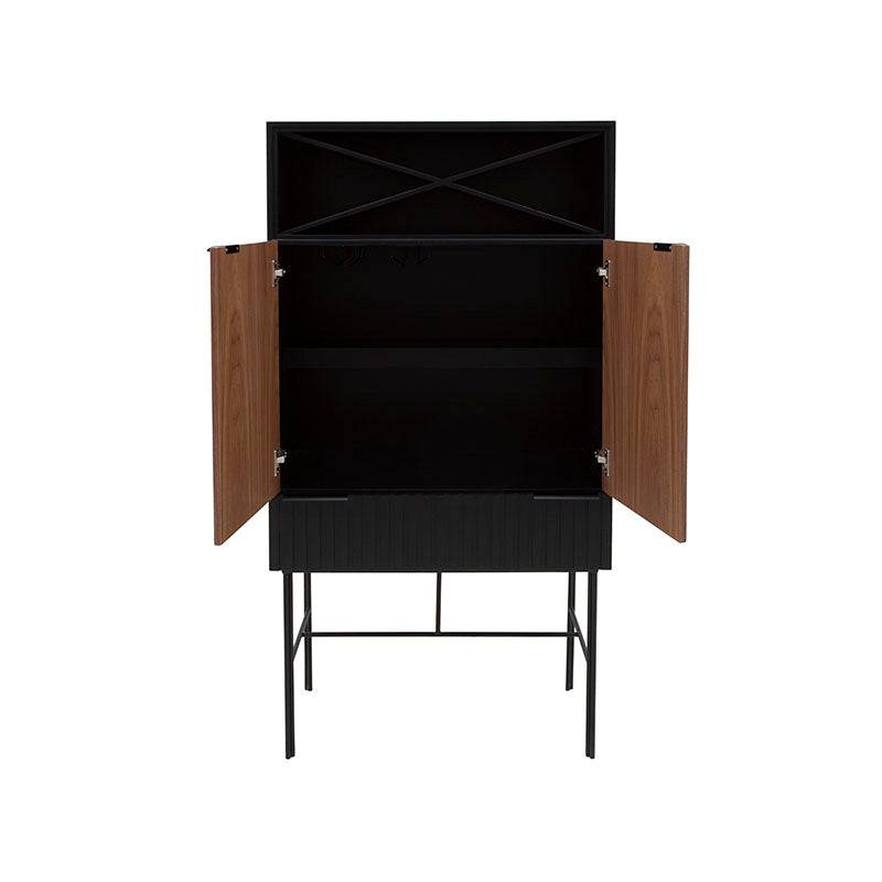Mueble para bar Jess de madera de pino y nogal negro, con puertas y estantes en acabado industrial, dimensiones 80x160x40 cm