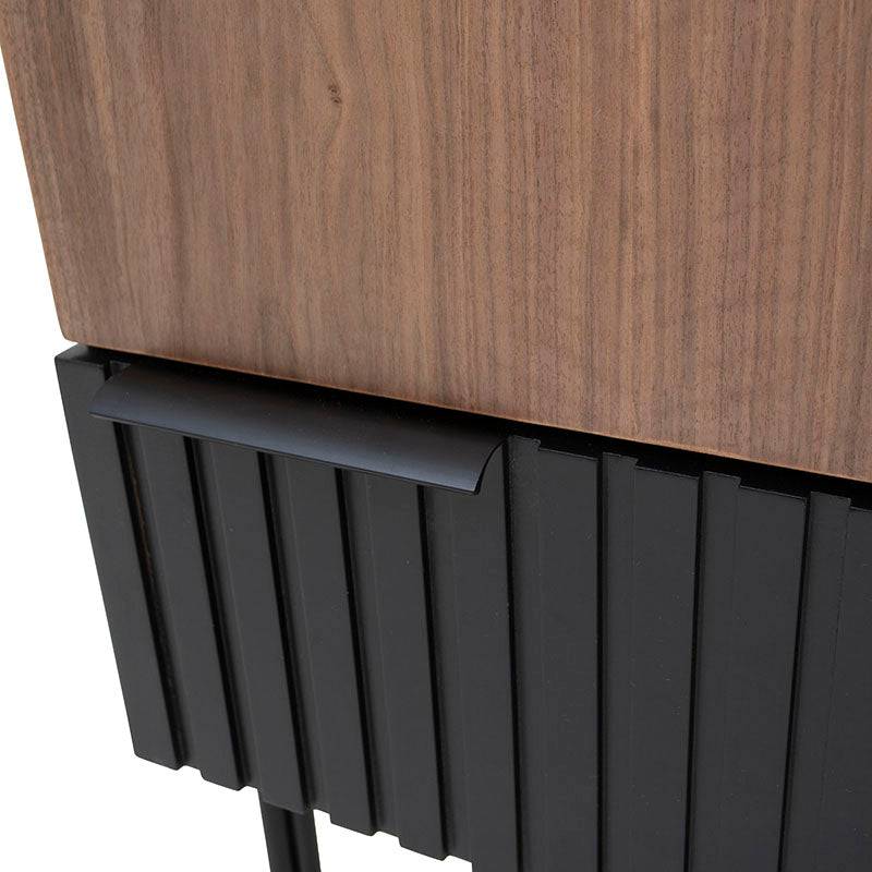 Mueble para bar Jess de madera de pino y nogal negro, con puertas y estantes en acabado industrial, 80 cm de ancho.