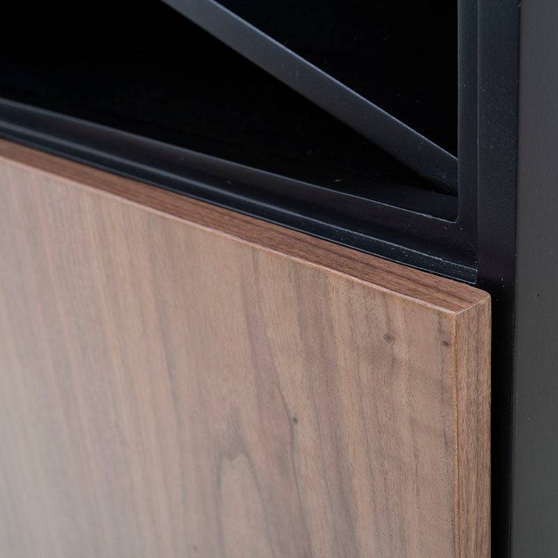 Mueble para bar Jess de madera de pino y nogal, con acabado en nogal negro, frente de 80 cm y altura de 160 cm.