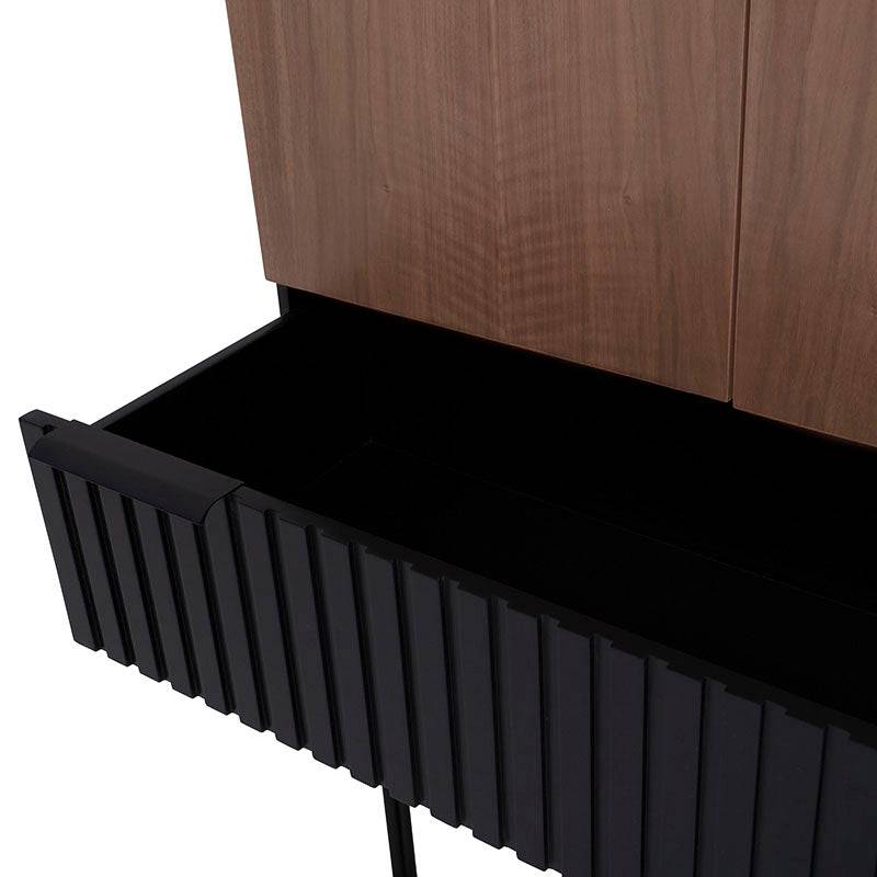 Mueble para bar Jess de madera de nogal y pino, con acabado industrial, frente de 80 cm, alto 160 cm y fondo 40 cm.