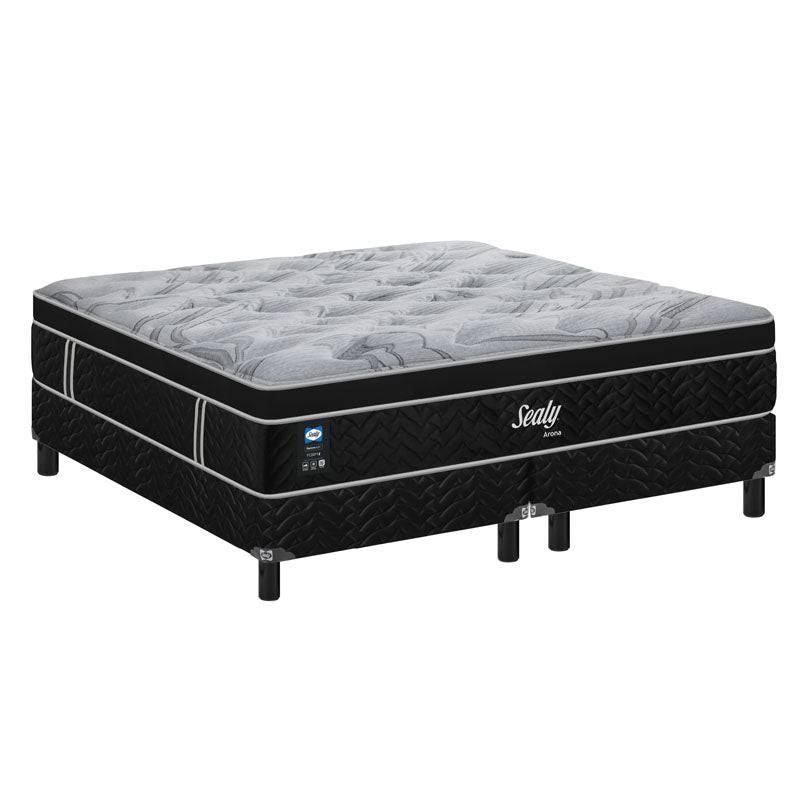 Juego de colchón y box Sealy Arona King Size en cama grande, con detalles del colchón y estructura del box.