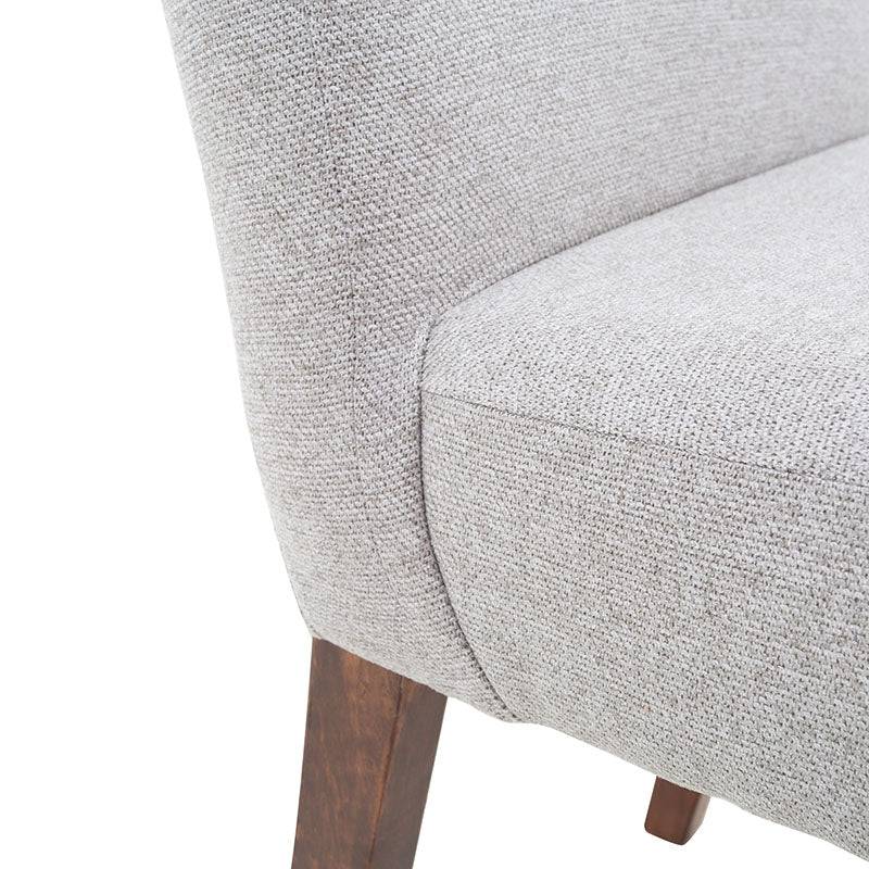 Silla de comedor Jenna de deurope.com.mx con estructura moderna y asiento acolchado, en un entorno de comedor elegante.