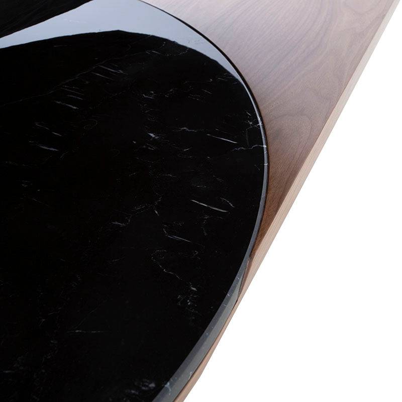 Juego de comedor Quetzal de 7 piezas con mesa de nogal y madera de pino en acabado negro y industrial, vista frontal.