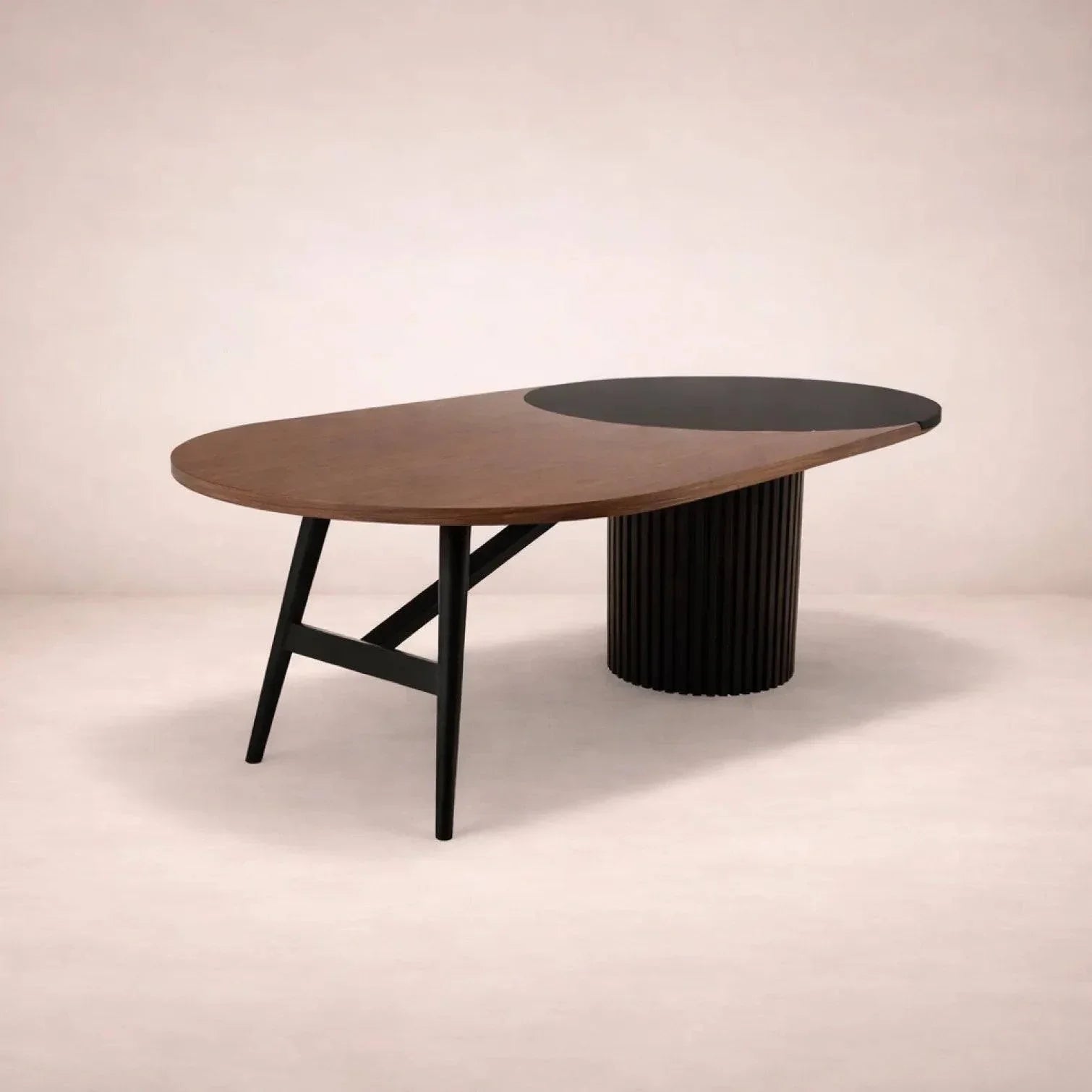 Juego de comedor Quetzal de 7 piezas en madera de nogal y pino, con mesa de 180 cm y sillas modernas.