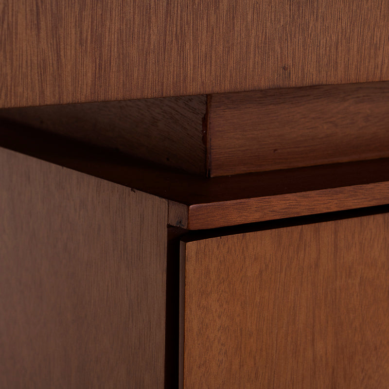 Juego de comedor Quetzal de 9 piezas con mesa de madera y chapa de caoba, con placa de mármol, en un entorno elegante.
