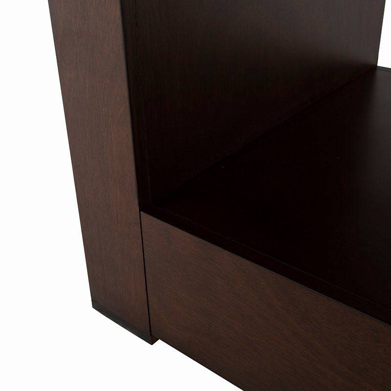 Juego de comedor Siena de 9 piezas con mesa de madera en tono tabaco y chapa de okumé, frente de 210 cm, alto 75 cm, fondo 115 cm.
