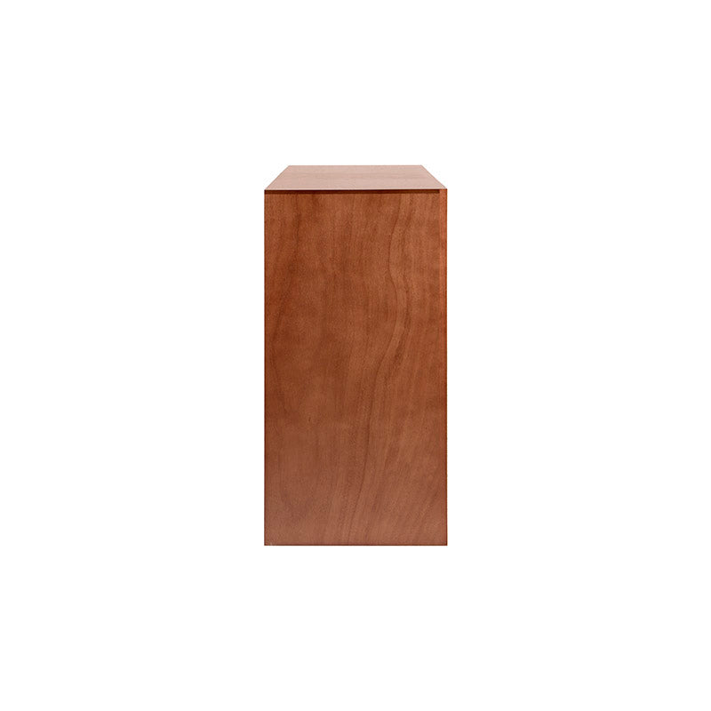 Comoda Siena de 5 piezas en madera color almendra, con franja de cuero, frente de encino y okumé, estilo moderno y funcional.