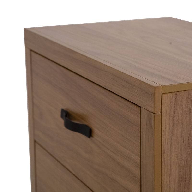 Comoda Allure de 5 piezas en color nogal con acabado en melamina, muebles de recámara de estilo moderno.