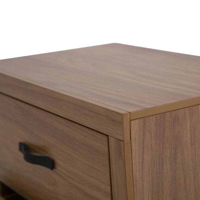 Comoda de recámara Allure deurope.com.mx en color nogal, MDF con acabado en melamina, con frente de 60 cm y altura de 118 cm
