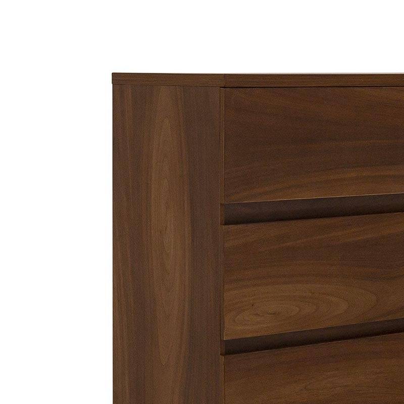 Cómoda Mariota de color café con acabado en madera, diseño moderno y espacio de almacenamiento en la habitación.