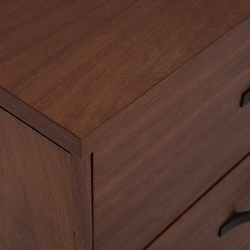 Comoda Bourbon de europe.com.mx en madera de pino, estilo café, con 5 piezas de recámara, frente de 76 cm y altura de 60 cm.
