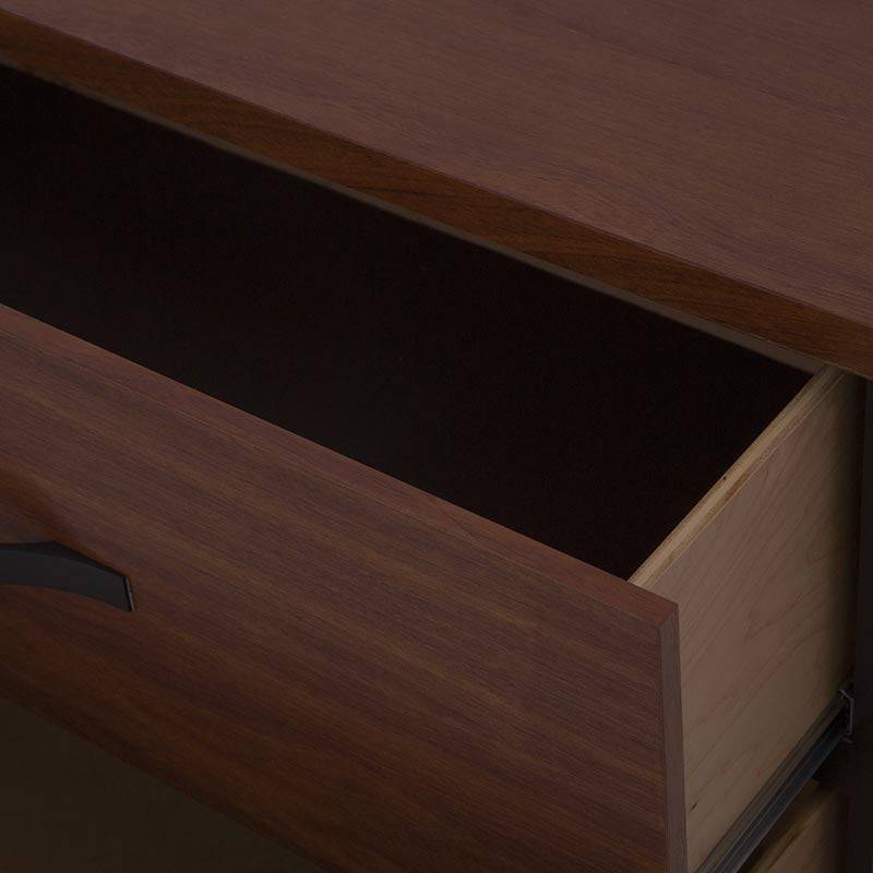 Comoda Bourbon de 5 piezas en madera de pino color café, con diseño elegante y espacio de almacenamiento en recámara.