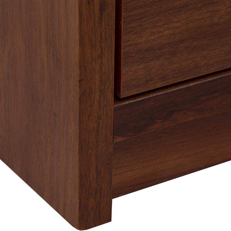 Comoda de recámara Bourbon de 5 piezas en madera de pino teñida en color café, con diseño elegante y madera estufada.