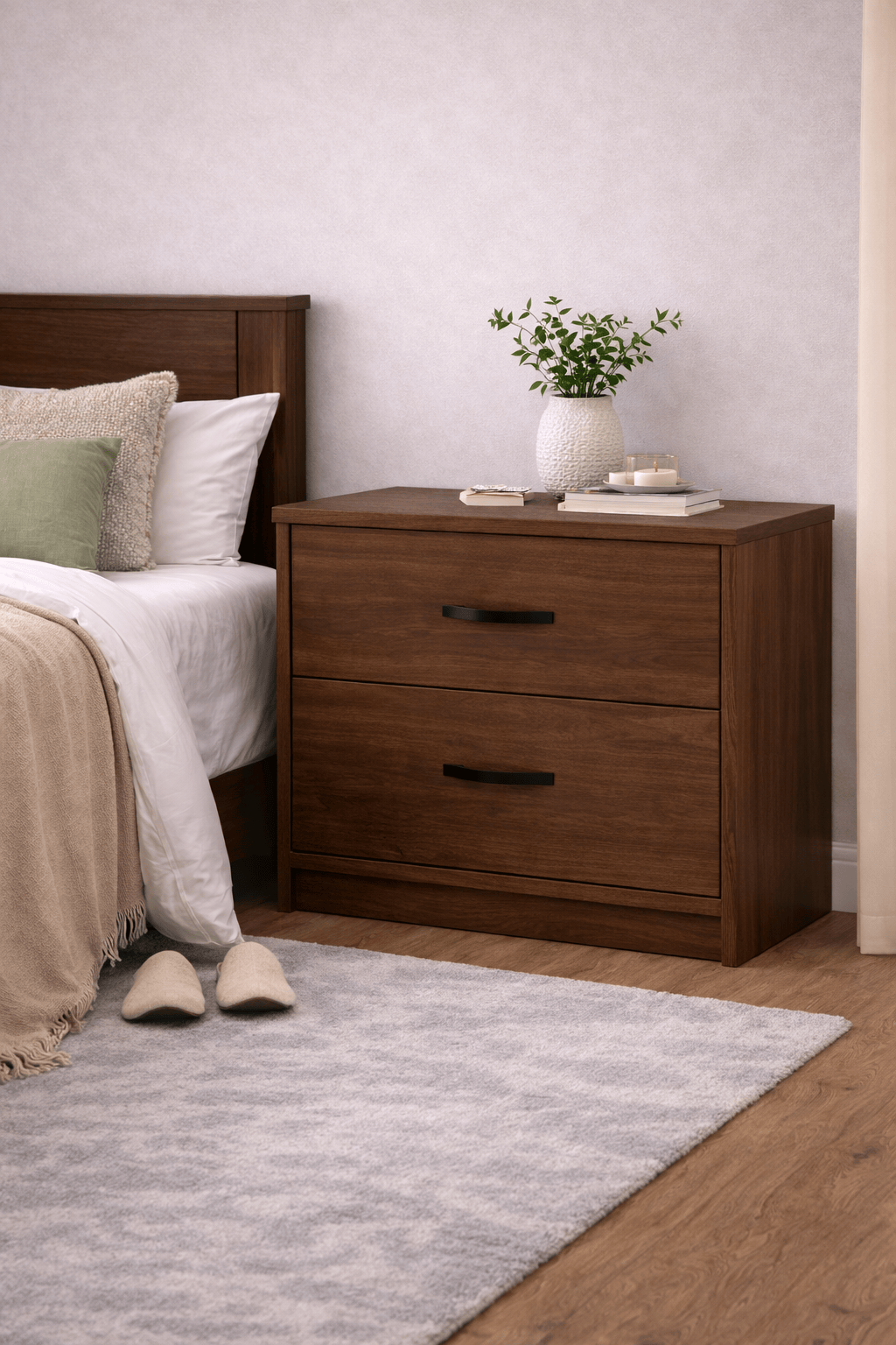Comoda Bourbon de cinco piezas en madera de pino color café, con diseño elegante y detalles en la recámara.