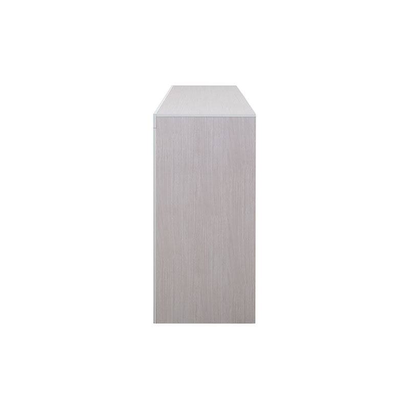 Cómoda Picasso de madera industrializada en gris claro, con estructura robusta y 136 cm de ancho, 92 cm de alto y 43 cm de fondo.