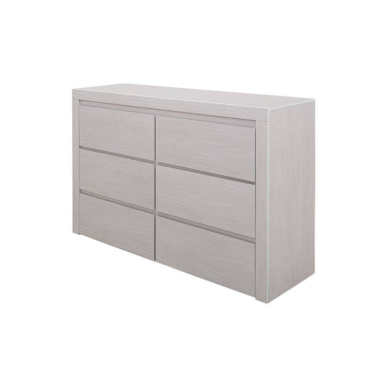 Cómoda Picasso en color gris claro con estructura de madera industrial, frente de 136 cm, altura de 92 cm y fondo de 43 cm.