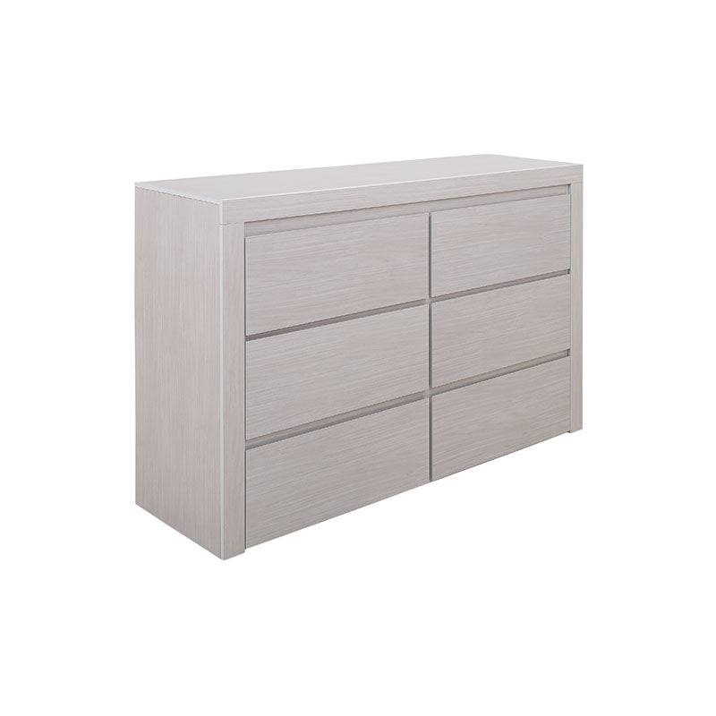 Cómoda Picasso de madera industrializada en gris claro, con 136 cm de ancho, 92 cm de alto y 43 cm de fondo.