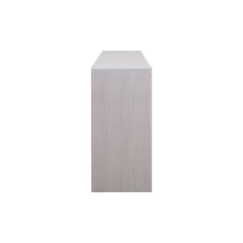 Cómoda Picasso de estructura de madera industrializada en color gris claro, con 136 cm de ancho, 92 cm de alto y 43 cm de fondo