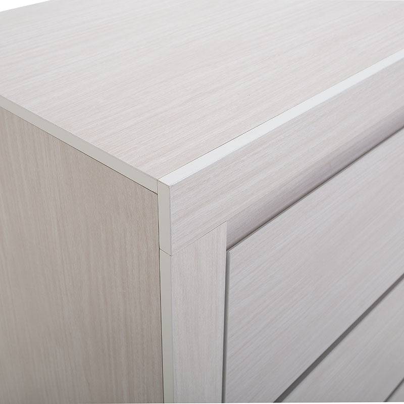 Cómoda Picasso de estilo industrial en color gris claro, estructura de madera, con dimensiones de 136 cm de ancho, 92 cm de alto y 43 cm de fondo.