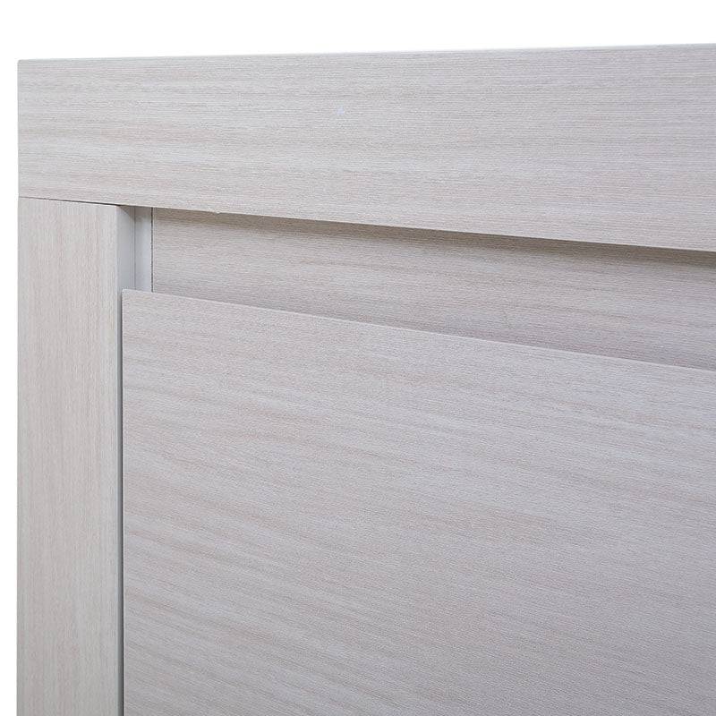 Cómoda Picasso de color gris claro con estructura de madera industrial, dimensiones 136x92x43 cm, diseño moderno y funcional.