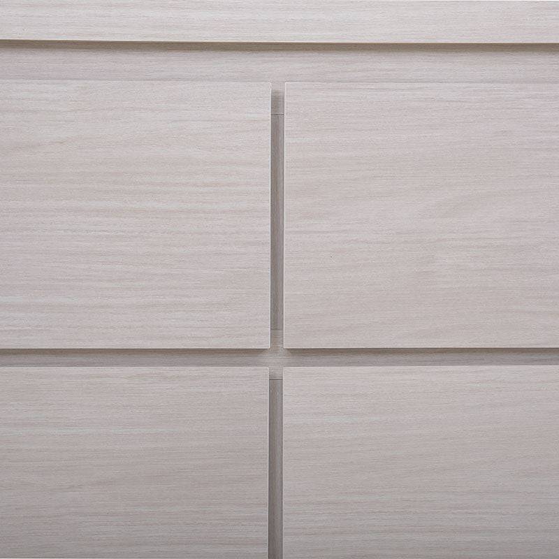 Cómoda Picasso de madera industrializada en gris claro, con estructura sólida y espacio de almacenamiento, mide 136 cm de ancho.