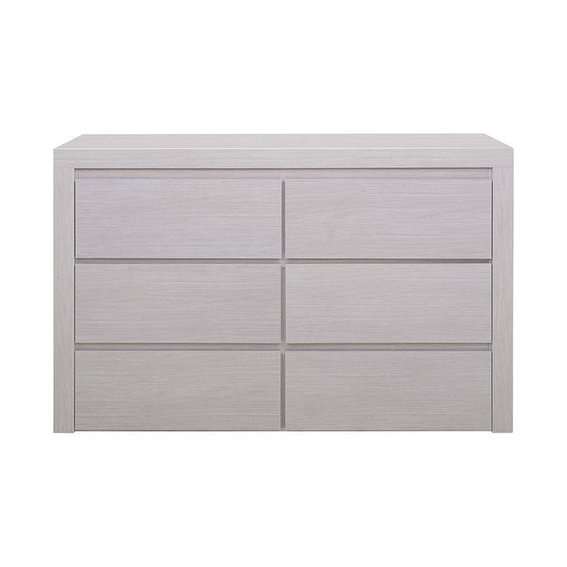 Cómoda Picasso de Deurope con estructura de madera industrializada en color gris claro, con 136 cm de ancho, 92 cm de alto y 43 cm de fondo