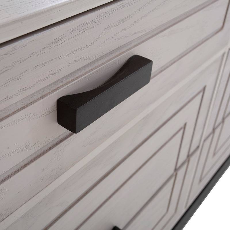 Cómoda Infinity de Deurope en color gris y madera de pino con chapa de encino, con 140 cm de ancho, 80 cm de alto y 40 cm de fondo.