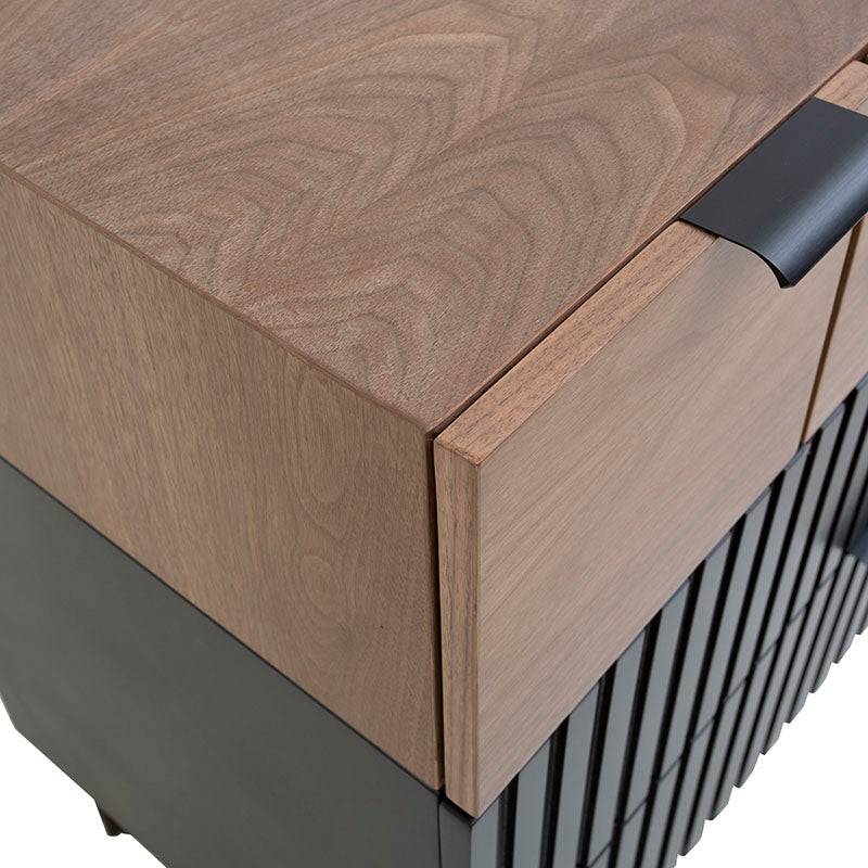 Cómoda Jess de madera de pino y chapa de nogal en color negro, con 140 cm de ancho, 80 cm de alto y 40 cm de fondo.