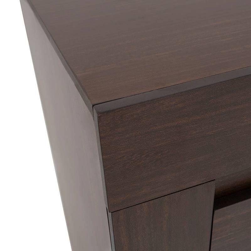 Comoda de recámara Boston deurope.com.mx en madera nogal oscura, con 5 piezas y diseño industrial, frente de 160 cm, alto 90 cm.