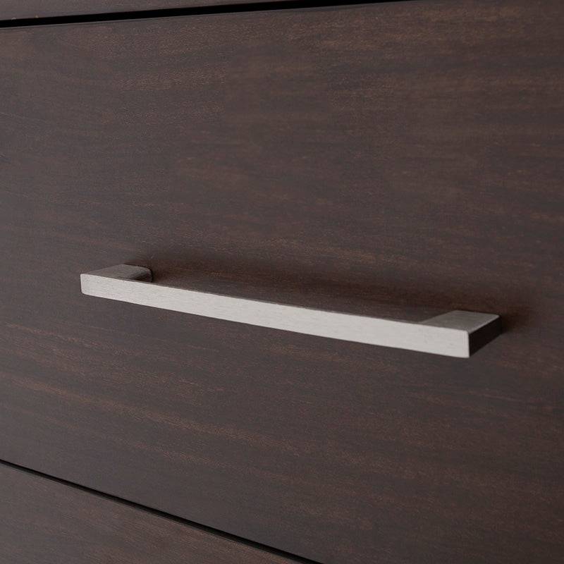 Comoda de recámara Boston en nogal oscuro, madera industrializada, con 5 piezas y diseño moderno en habitación.