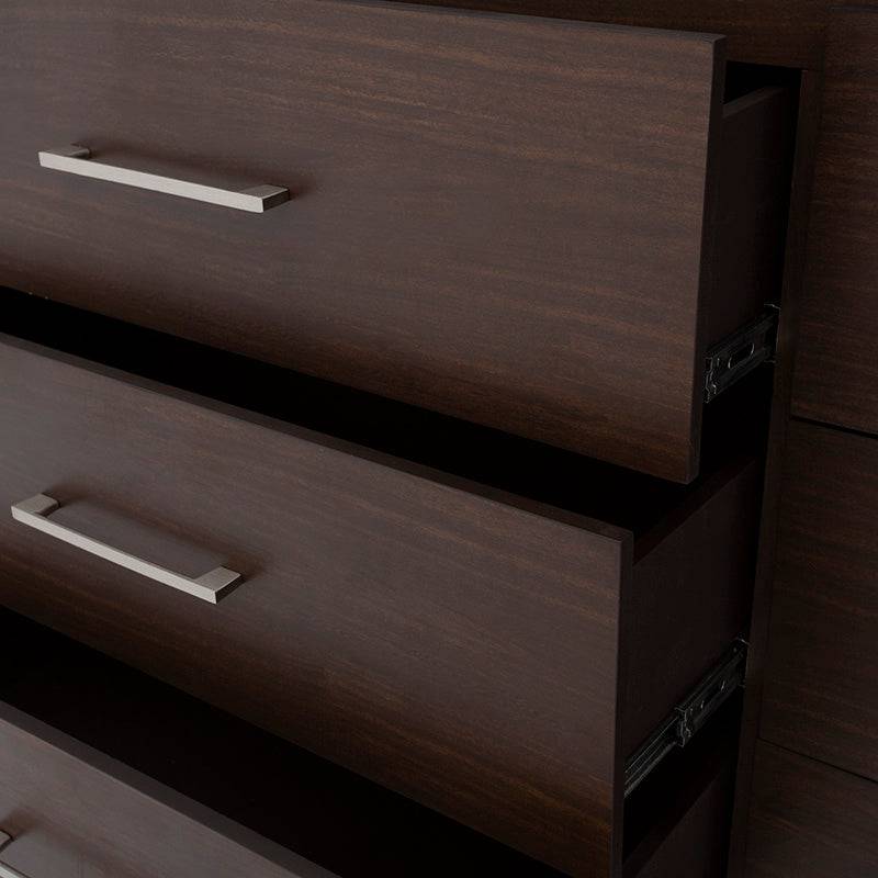 Comoda Boston de 5 piezas en madera nogal oscuro, con diseño industrial y dimensiones de 160x90x46 cm.