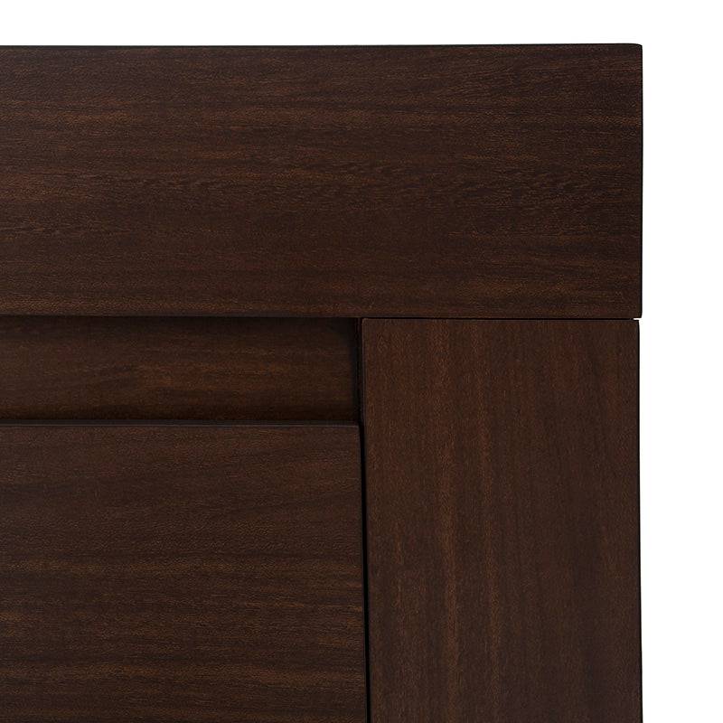 Comoda Boston deore, madera nogal oscura, estilo industrial, con frente de 160 cm, alto de 90 cm y fondo de 46 cm.