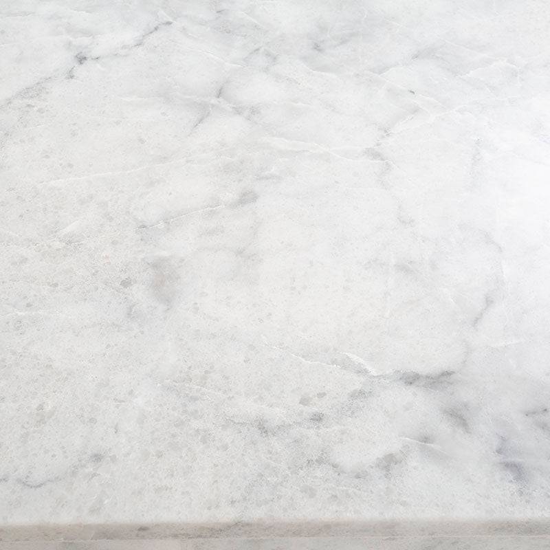 Consola Kaori deurope.com.mx de madera nogal, cubierta de mármol veneciano, frente decorativo, tamaño 150x79x40 cm
