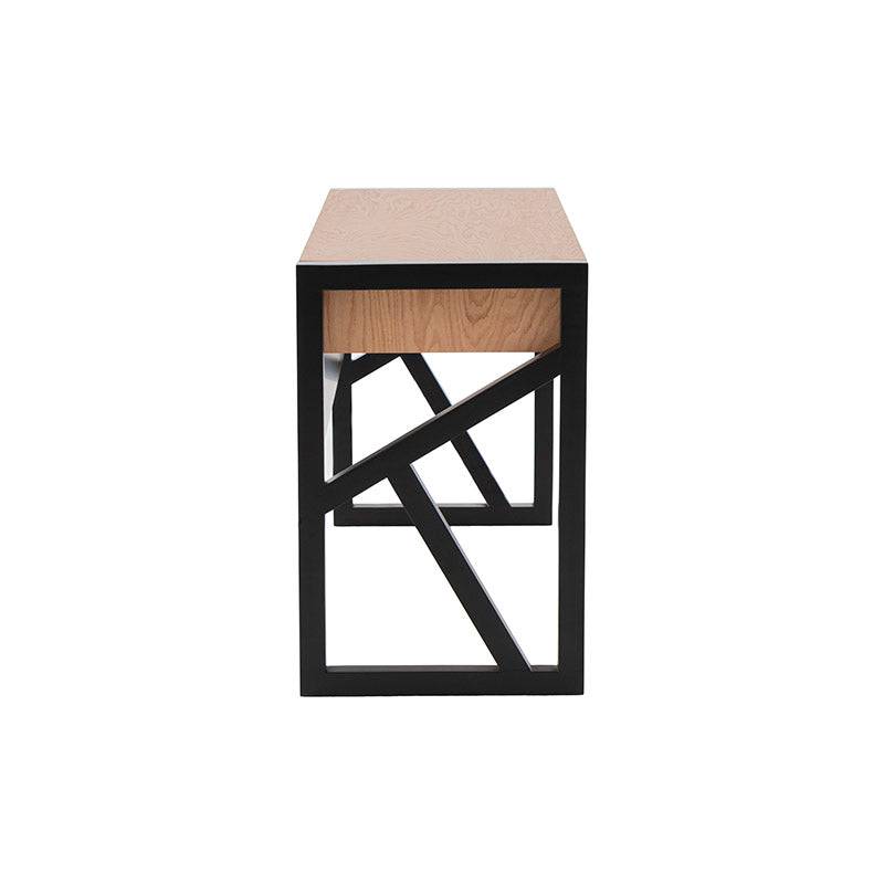 Escritorio Celta de madera industrializada en acabado natural y negro, con dimensiones de 140x77x50 cm, de deurope.com.mx