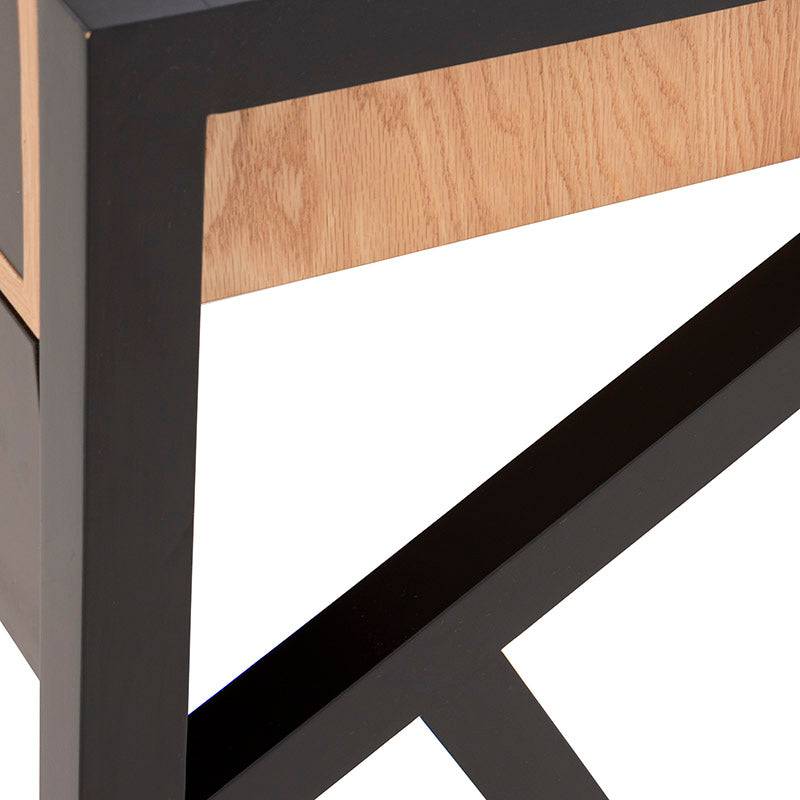 Escritorio Celta de madera industrializada en acabado natural y negro, con superficie de 140 cm de ancho y 77 cm de alto.
